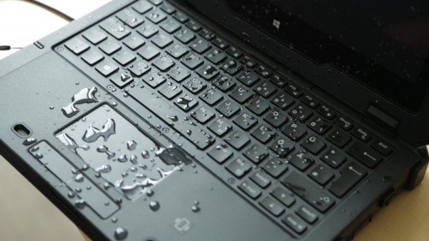 Spritzwasser macht dem Gerät nichts aus. (Bild: Fabian Hamacher/Golem.de)